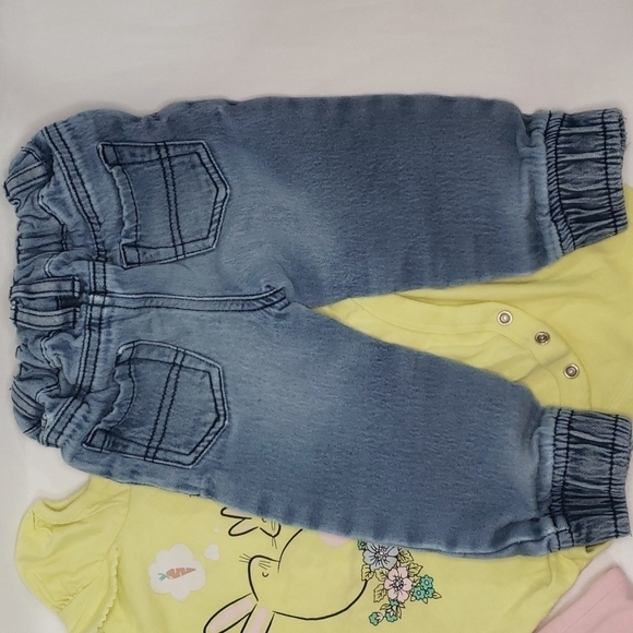 5/$30 BUNDLE Stretch Jeans Tapered, Ruffle Bottom Leggings, + GAP Bunny Bodysuit - Picture 4 of 7